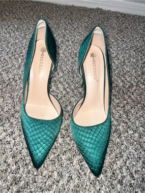 Women's Emerald Textured Pointed-Toe Pumps